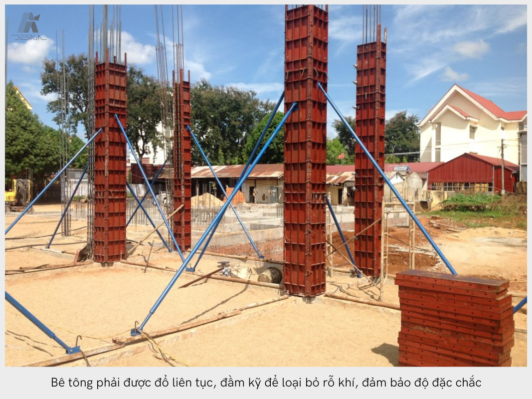 Đổ bê tông cột phải được đổ liên tục, đầm kỹ để loại bỏ rỗ khí, đảm bảo độ đặc chắc