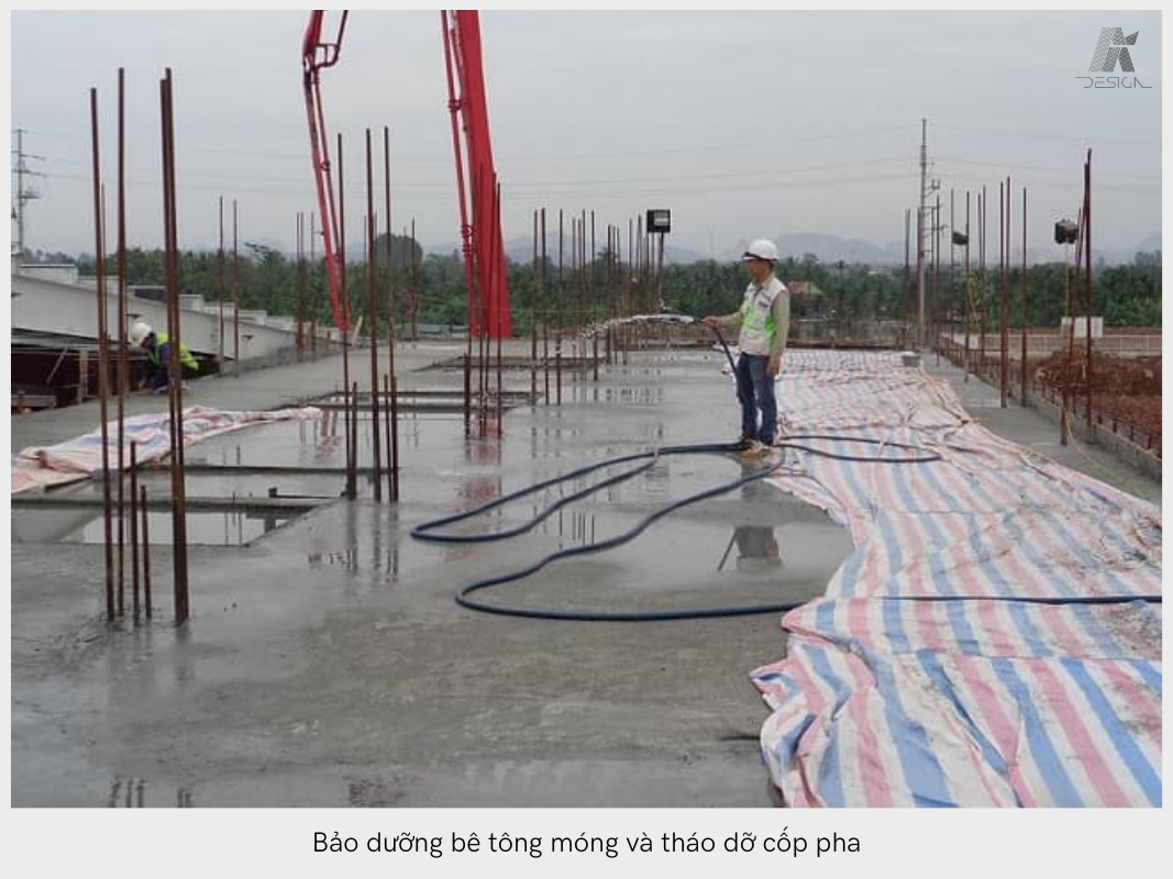 Bước không thể thiếu khi thi công móng băng là Bảo dưỡng bê tông móng và tháo dỡ cốp pha
