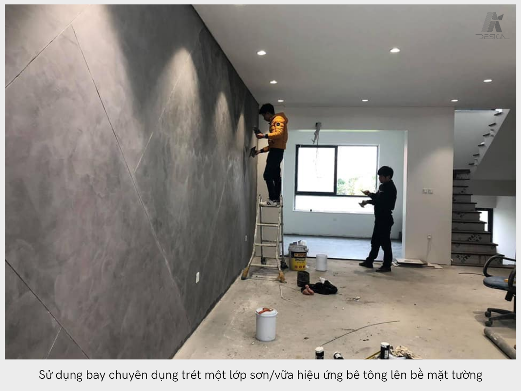 Sử dụng bay chuyên dụng để tạo hiệu ứng bê tông lên bề mặt tường